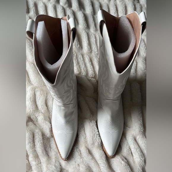 ✨SOLD ✨ NWT White and Tan Faux Leather boots! - Picture 4 of 7